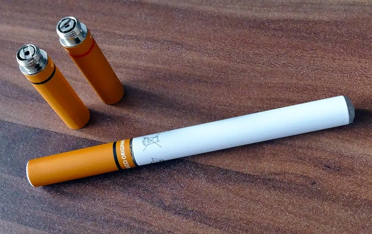 how-do-electronic-cigarettes-work–e-cigs-dismantled-how-do-electronic-cigarettes-work–a-beginners-guide-smoking-cessation-aid-e-cig-uniqsource-com